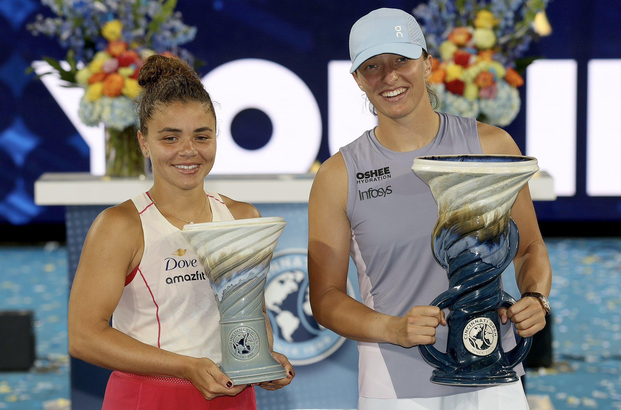 Premiazione finale WTA 1000 Cincinnati 2025, a sinistra Jasmine Paolini, a destra la vincitrice Iga Swiatek