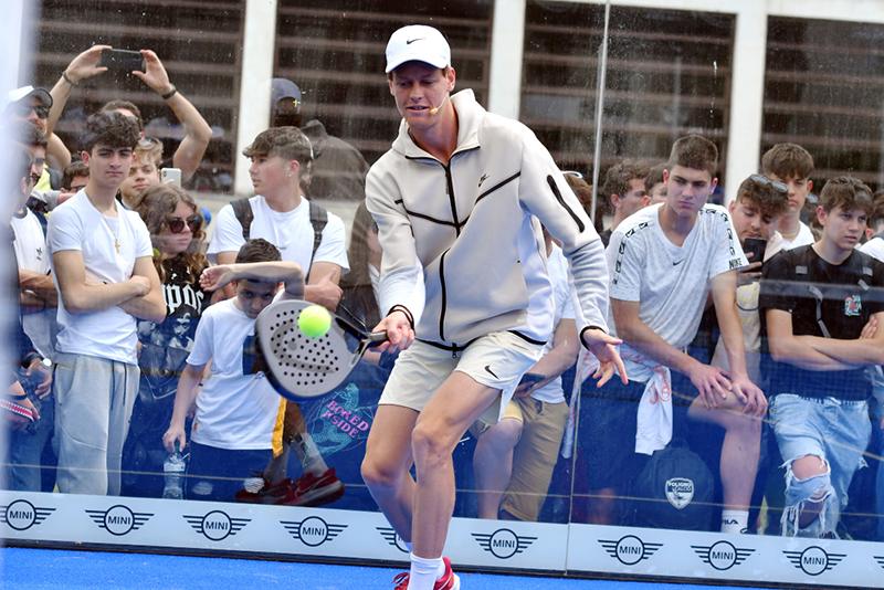 Sinner gioca a padel