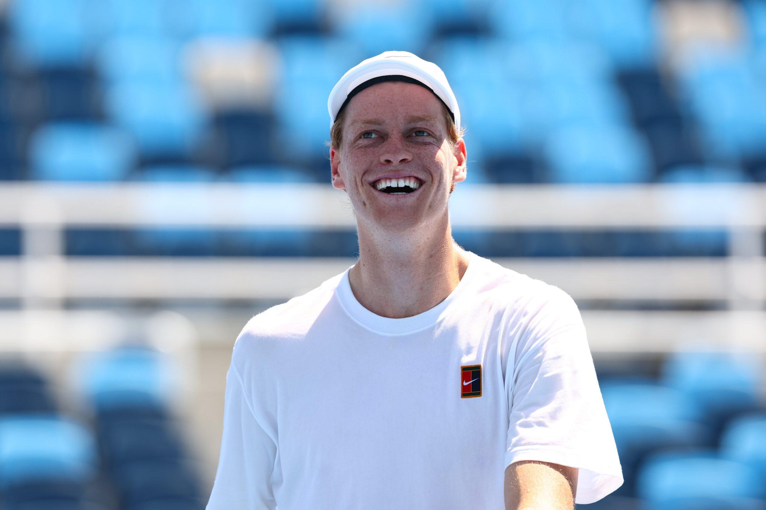Jannik Sinner sorride durante l'allenamento a Cincinnati