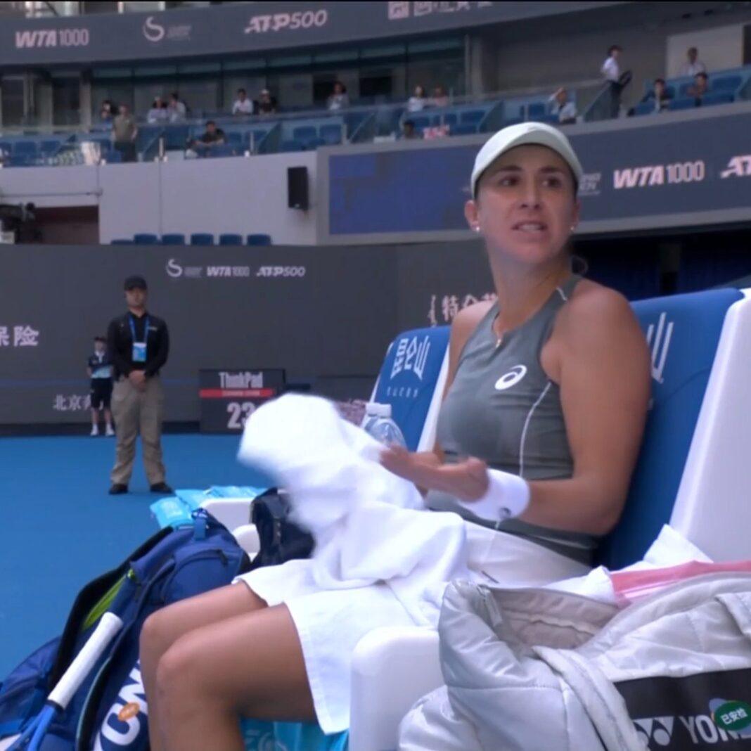 Belinda Bencic discute con Gauff