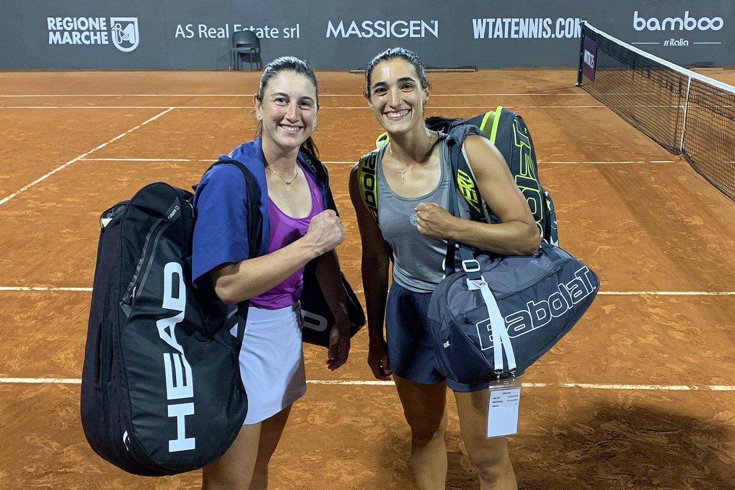 La gioia di Nuria Brancaccio (sinistra) e Silvia Ambrosio: al Lexus Tolentino Open sono in semifinale in singolare e in finale in doppio (foto GAME)