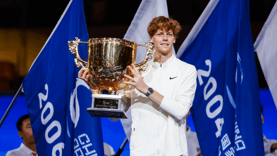 Jannik Sinner con il trofeo dell'ATP 500 di Pechino nel 2023