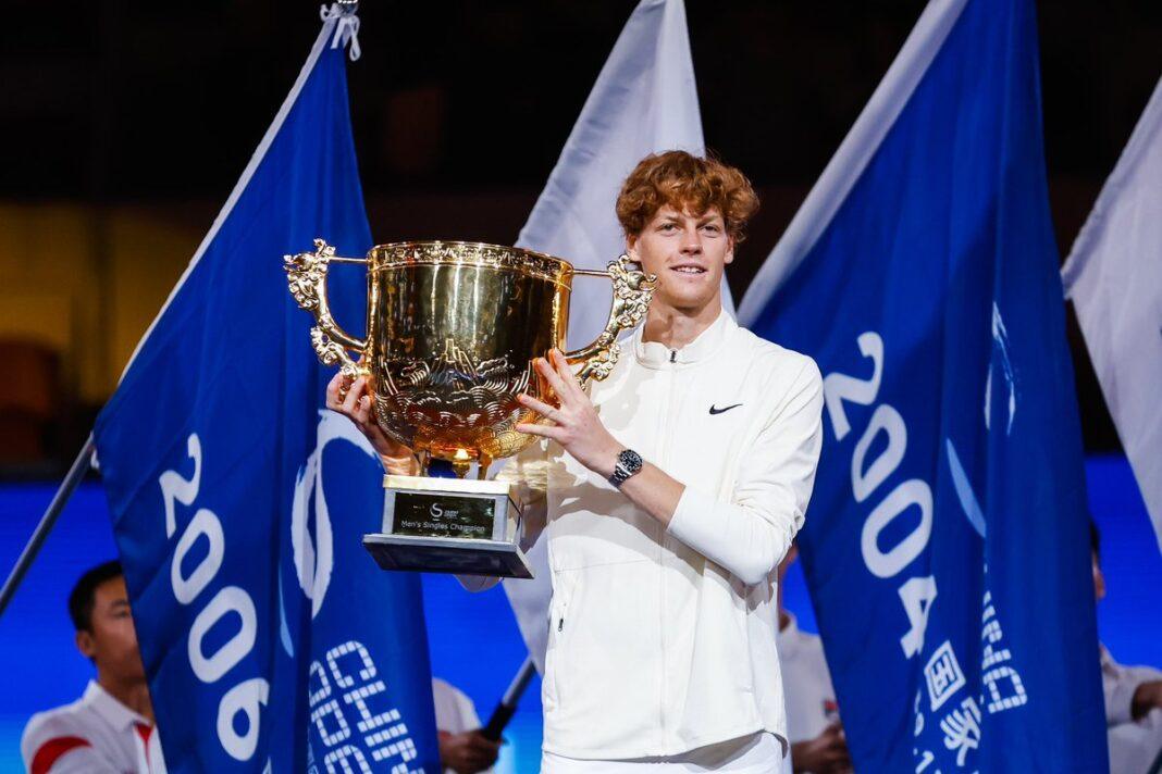 Jannik Sinner con il trofeo conquistato a Pechino nel 2023