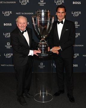 Laver Cup 2025 Federer e Rod Laver con il trofeo