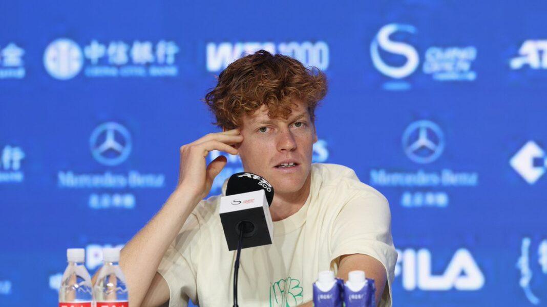 Jannik Sinner in conferenza stampa a Pechino