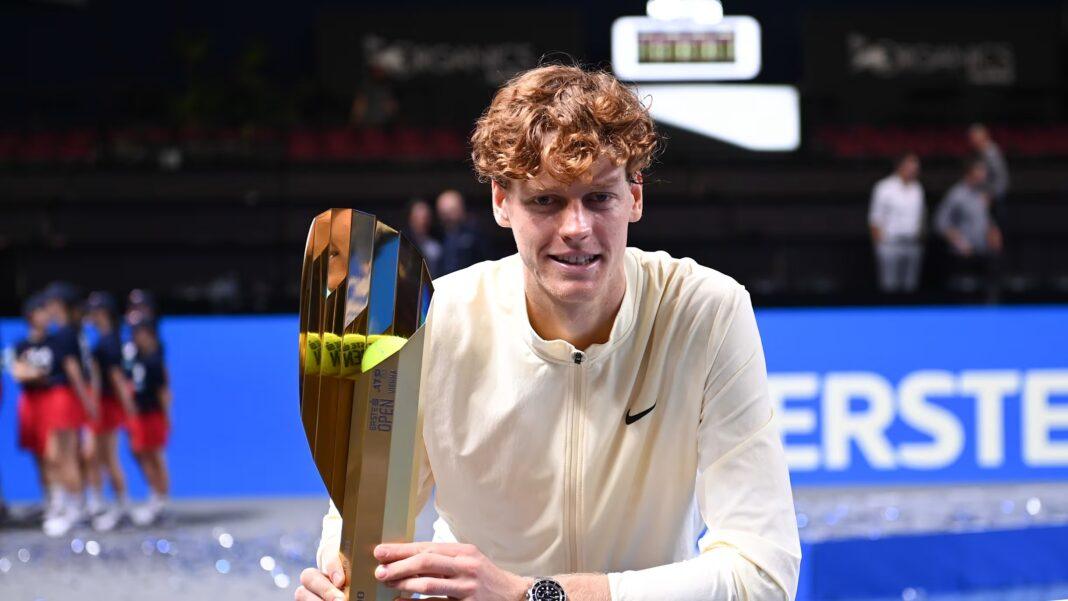SInner con il trofeo dell'ATP 500 di Vienna nel 2023 (foto presa da olympics.com)
