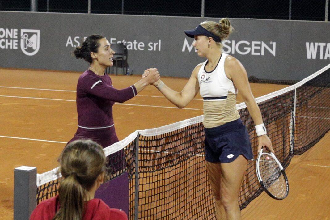 La stretta di mano fra Martina Trevisan (sinistra) e Sinja Kraus (foto Ludovico Cecoli)