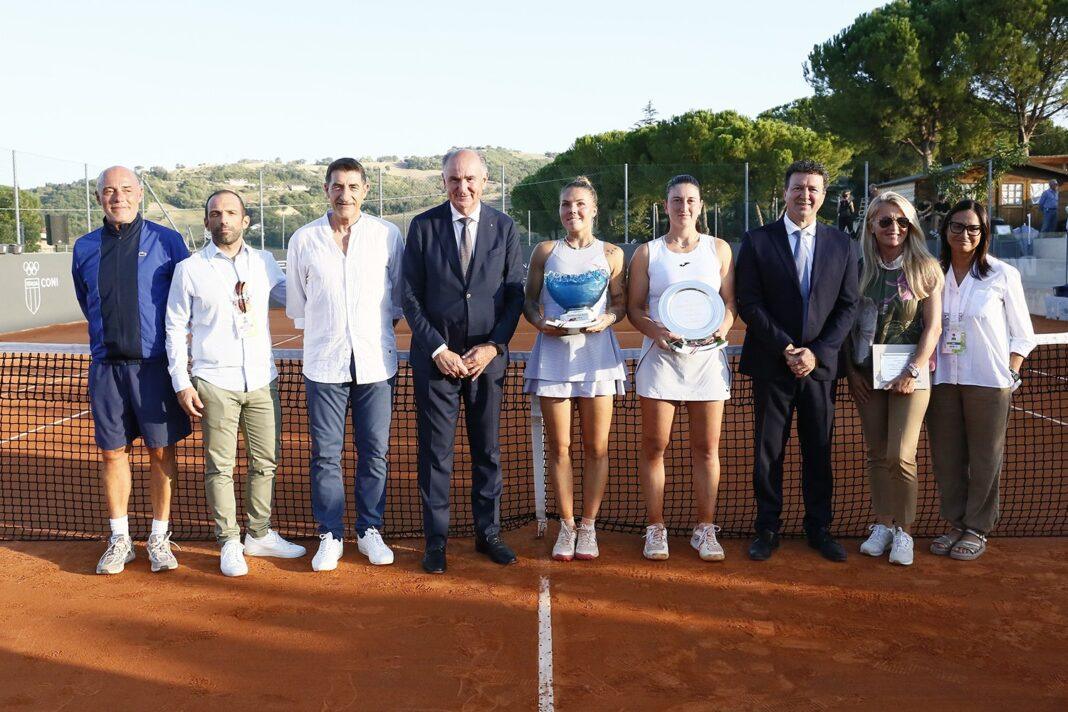 a premiazione del singolare della prima edizione del Lexus Tolentino Open, vinta dall'ucraina Oleksandra Oliynykova (foto Ludovico Cecoli)