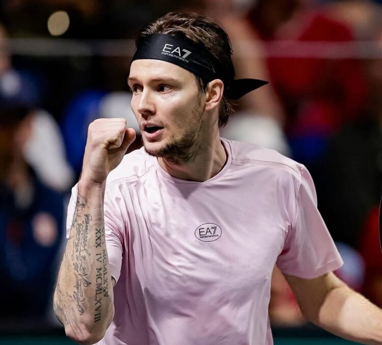 Bublik manda a casa Moutet