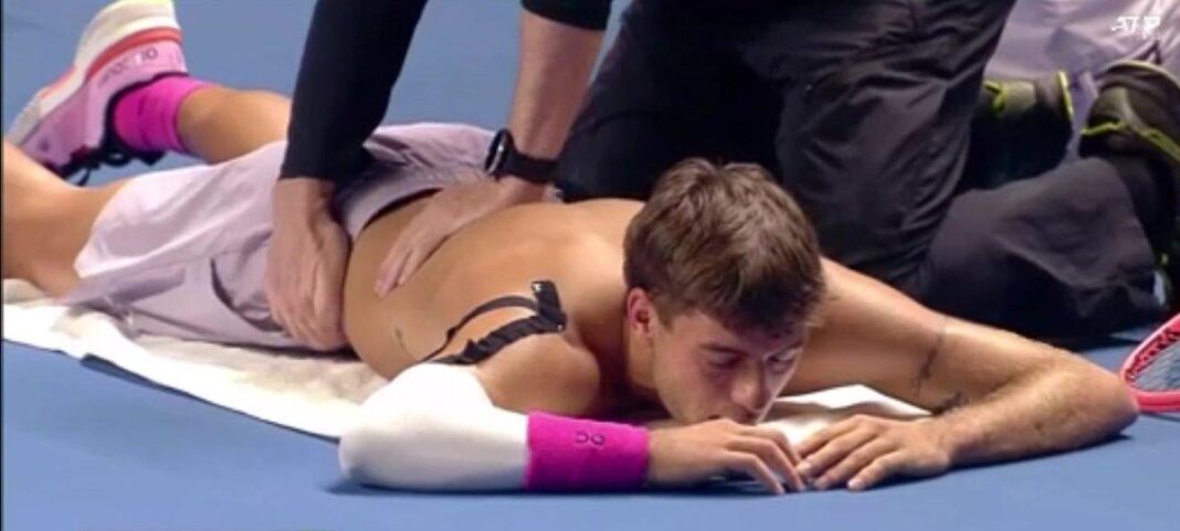 Cobolli si fa trattare la schiena ad Almaty