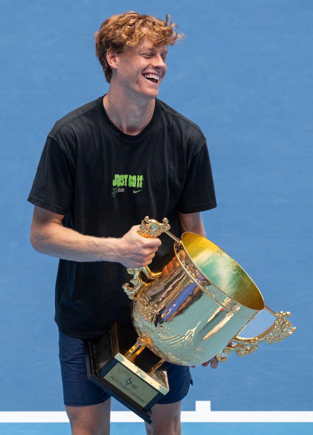 Jannik Sinner con il trofeo vinto a Pechino