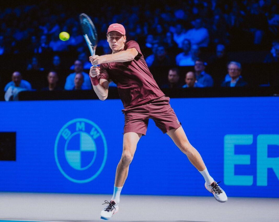 Jannik Sinner in azione a Vienna