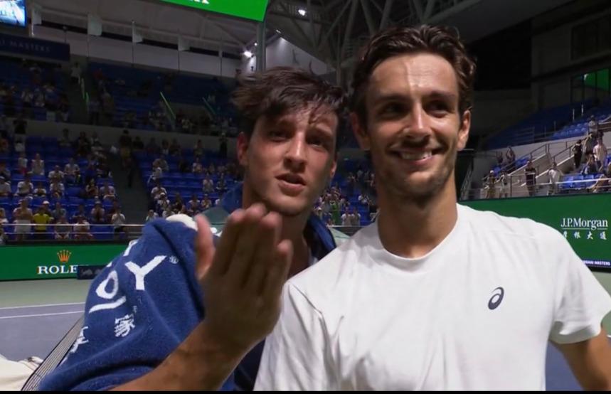 Darderi interrompe l'intervista di Lorenzo Musetti a Shanghai mandando un bacio alla telecamera al termine del match vinto dal carrarino
