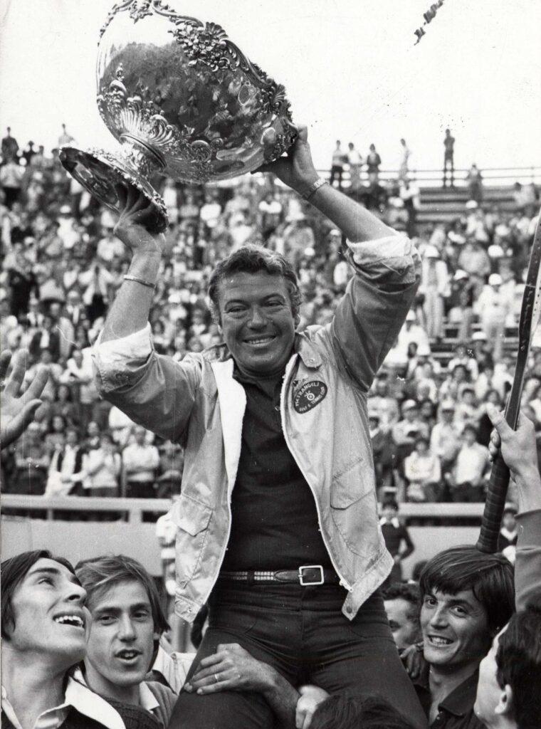 Nicola Pietrangeli solleva da capitano non giocatore la Coppa Davis 1976