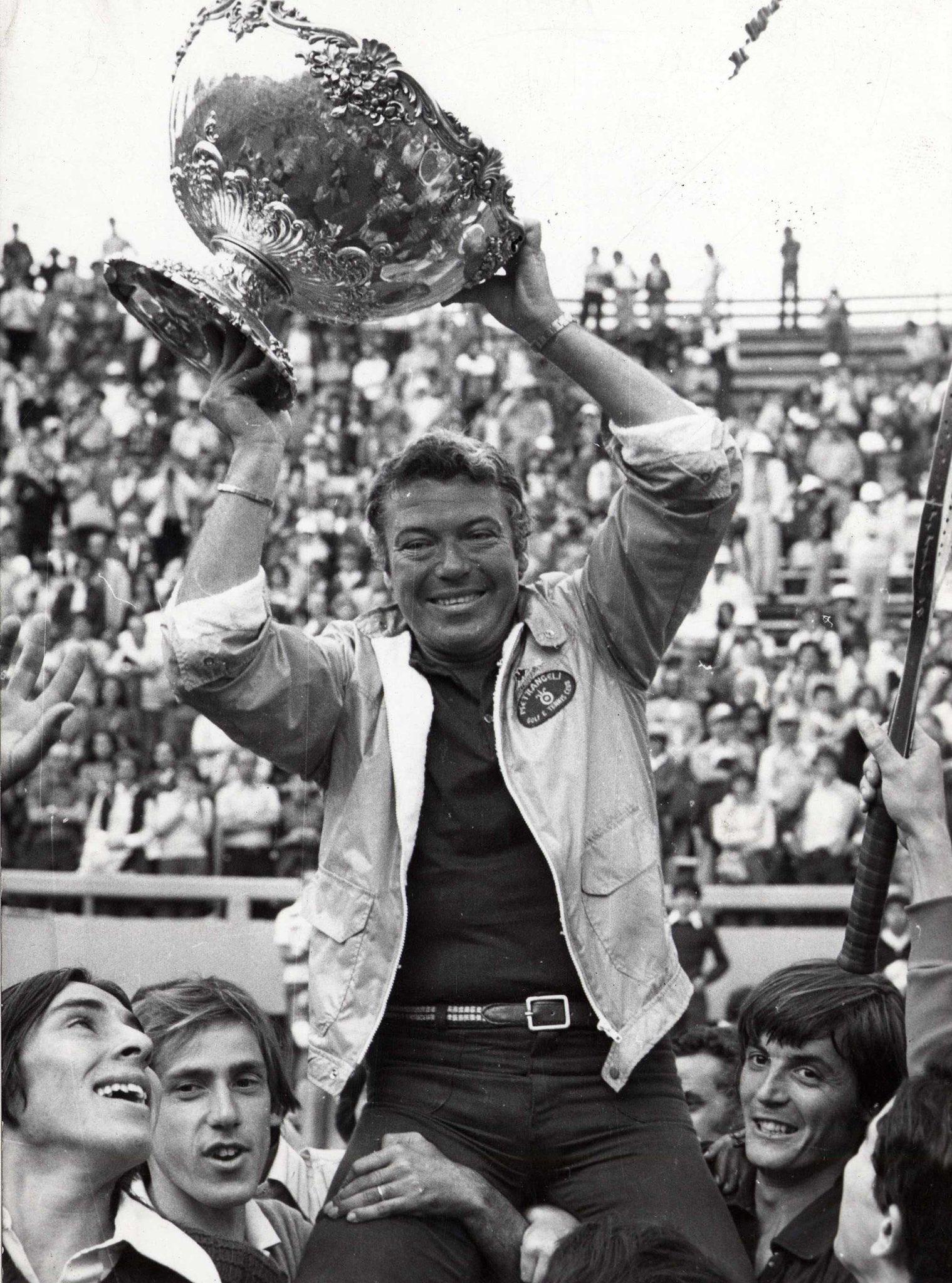 Nicola Pietrangeli solleva da capitano non giocatore la Coppa Davis 1976