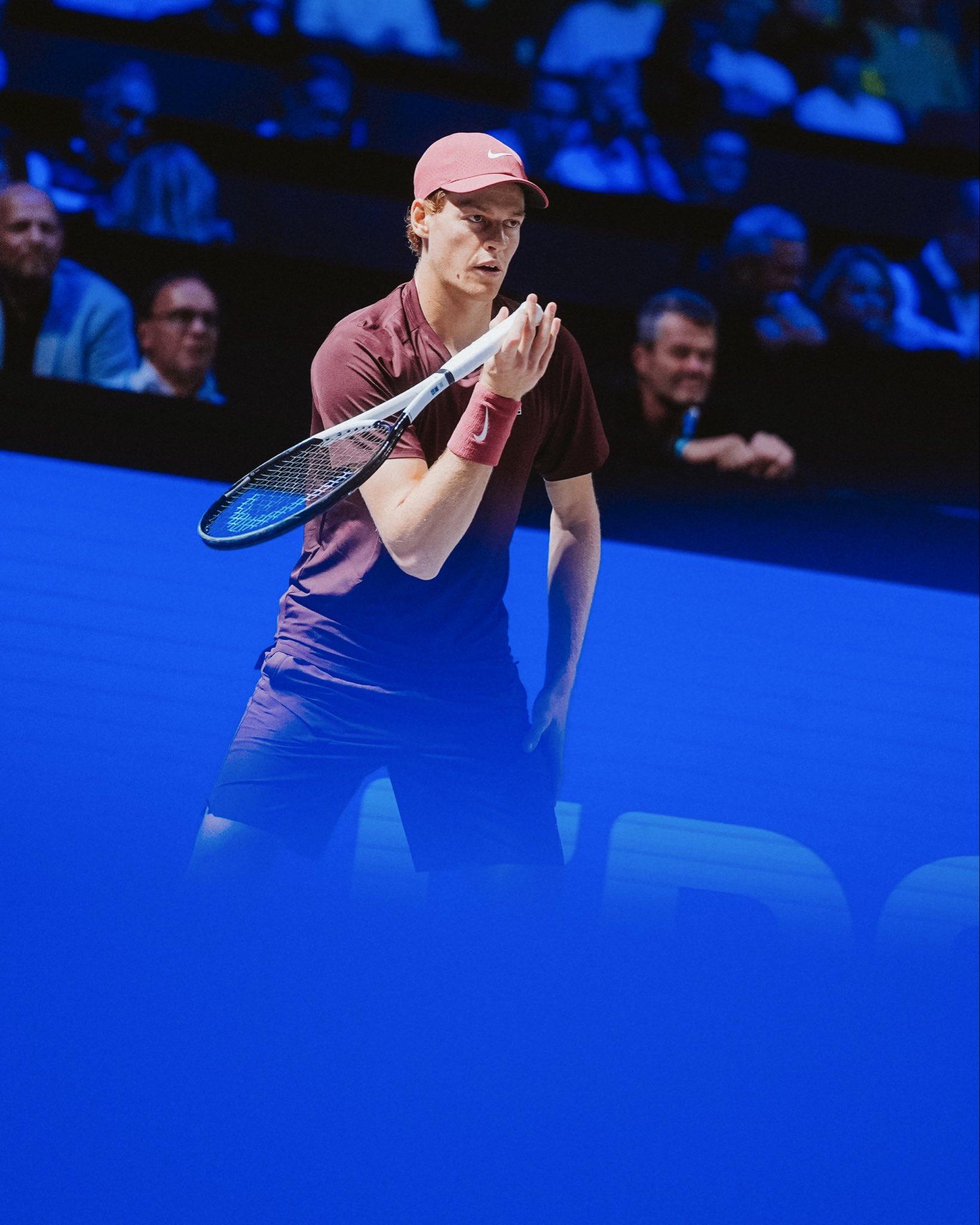 Jannik Sinner batte Flavio Cobolli agli ottavi di finale dell'ATP 500 di Vienna (foto presa da x Jannik Sinner)