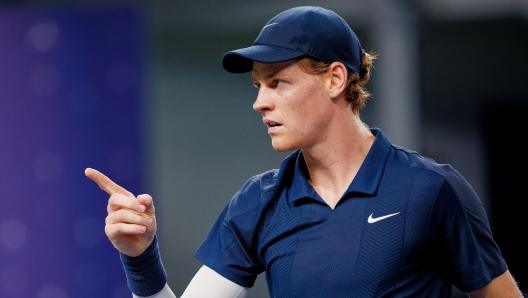 Sinner batte Tsitsipas nel match d'esordio del SIx Kings Slam