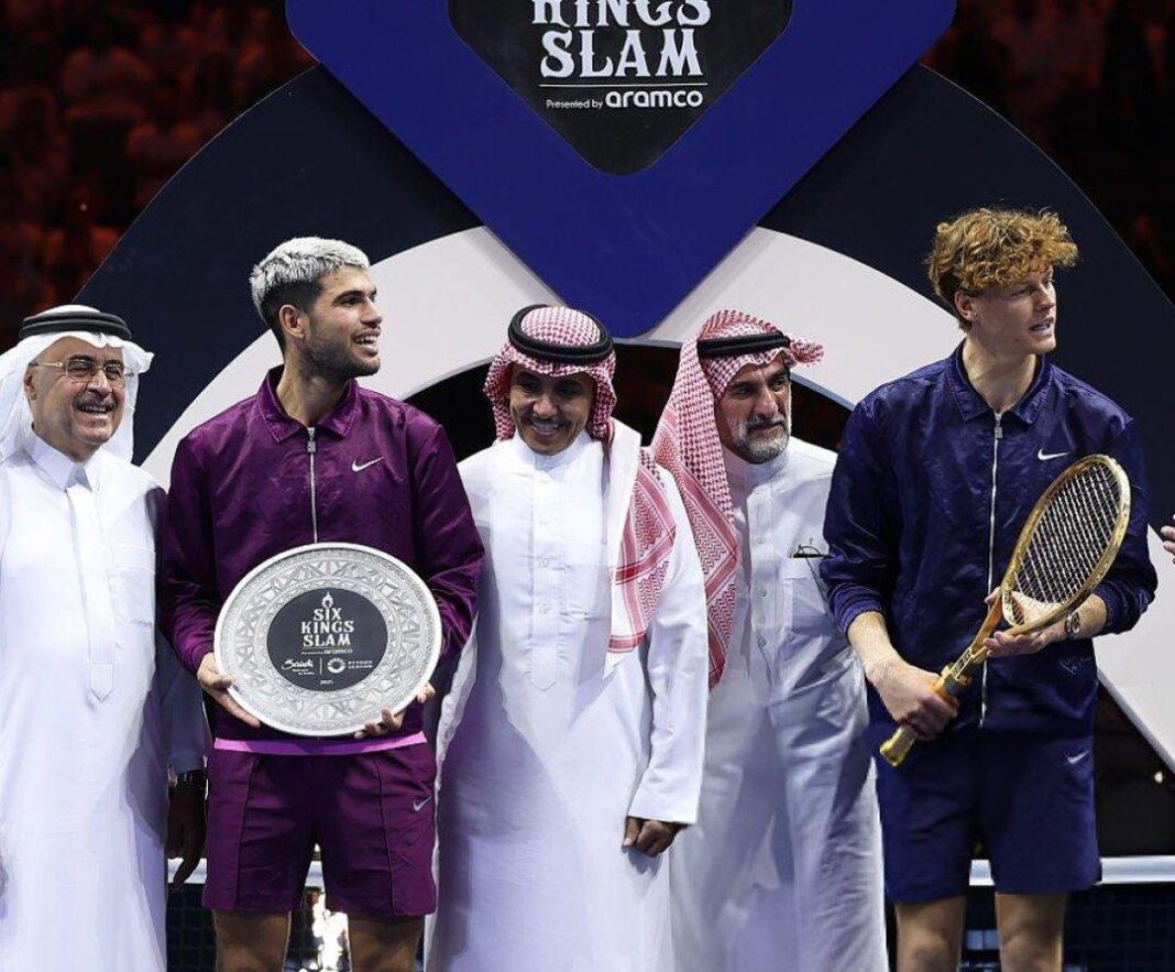 Sinner e Alcaraz durante la premiazione del Six Kings Slam in Arabia Saudita