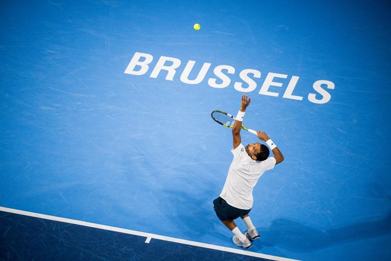 Felix Auger-Aliassime in azione durante la semifinale del torneo di Bruxelles 2025