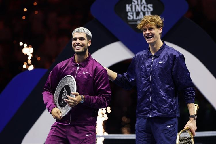 Sinner e Alcaraz durante la premiazione del Six Kings Slam 2025