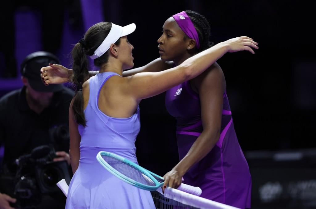 Gauff e Pegula si abbracciano dopo il match d'esordio alle WTA Finals 2025