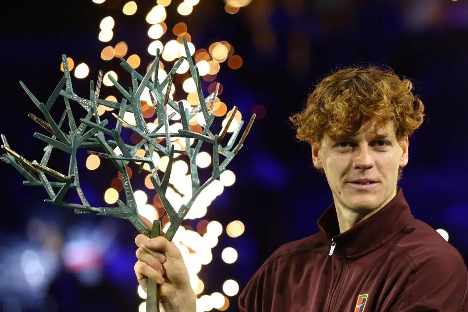 Jannik Sinnner con il trofeo dell'ATP Masters 1000 di Parigi (foto presas da pagina europe1, crediti AFP)