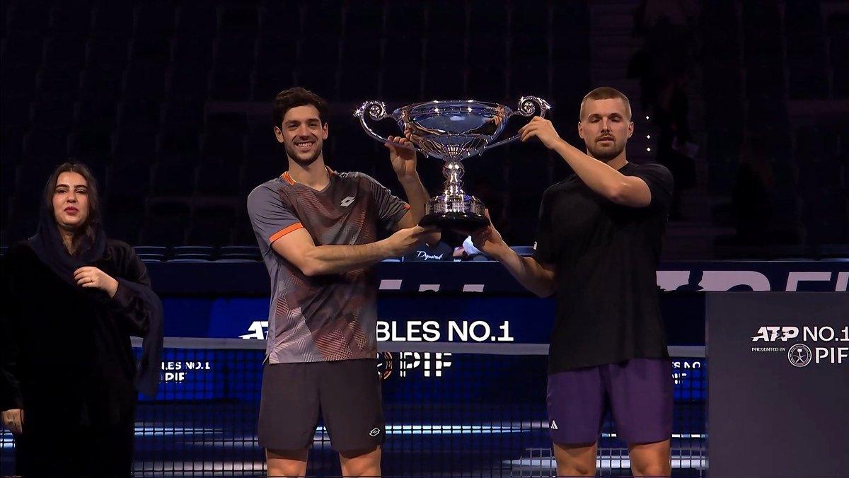 Julian Cash e Lloyd Glasspool sollevano il titolo di coppia numero 1 al mondo del 2025