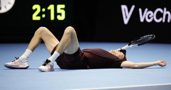 Jannik Sinner si getta a terra al termine della vittoria alle ATP Finals 2025 contro Carlos Alcaraz (foto presa da fatto quotidiano)