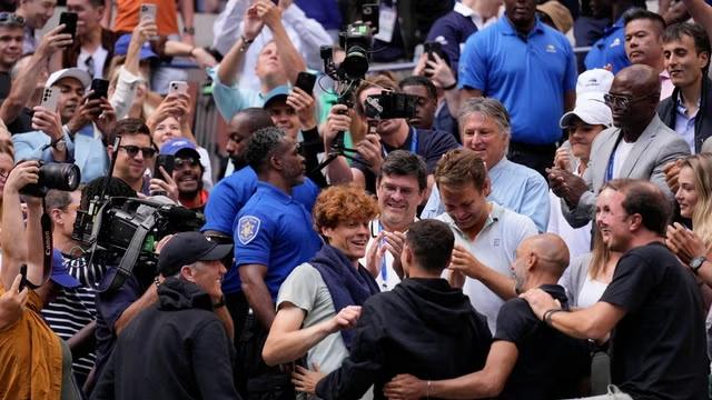 Sinner abbraccia il team e i Fans allo US Open 2024 (foto the indipendent)