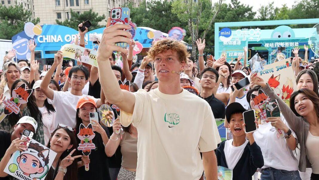 Sinner scatta un selfie con tanti suoi fan in Cina (foto presa da fanpage)