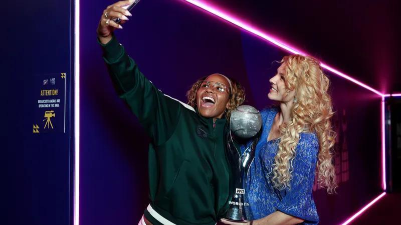 Townsend scatta un selfie con la compagna di doppio Siniakova, premiata come n.1 WTA di doppio