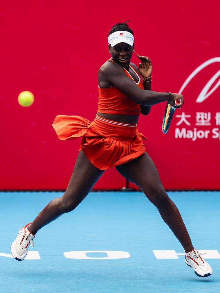 Victoria Mboko impegnata nella finale del torneo di Hong Kong 2025