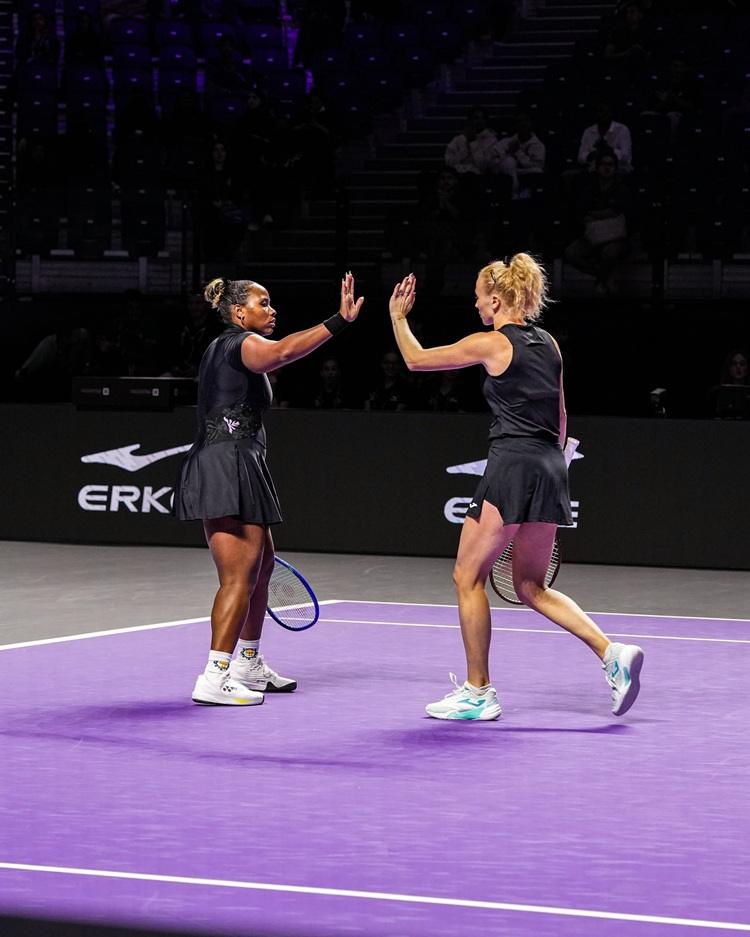 Siniakova e Townsend durante il secondo match del round robin alle Finals 2025