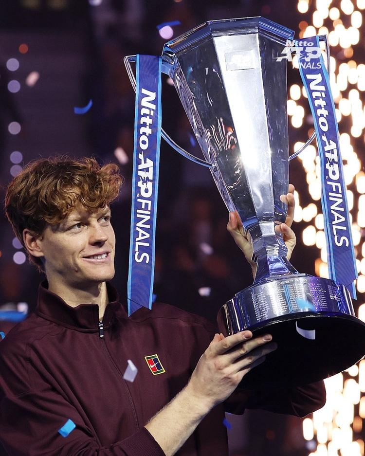 Sinner con il trofeo spettante al vincitore delle ATP Finals