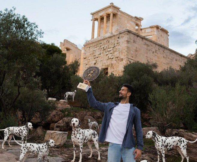 Novak Djokovic con il trofeo numero 101 ad Atene