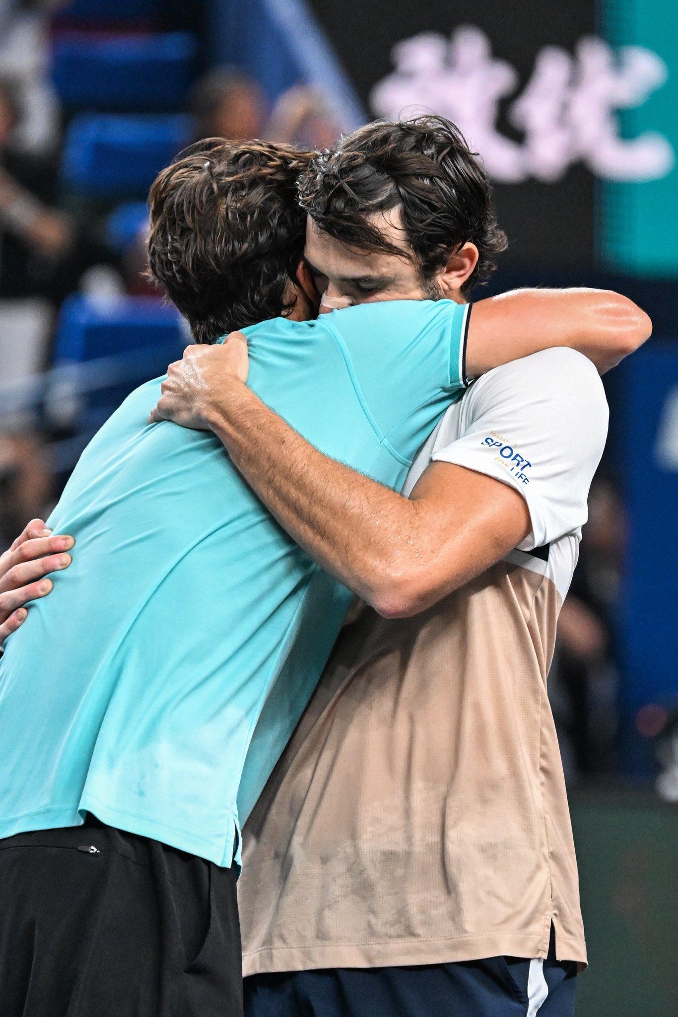 Abbraccio fra Vacherot e Rinderknech