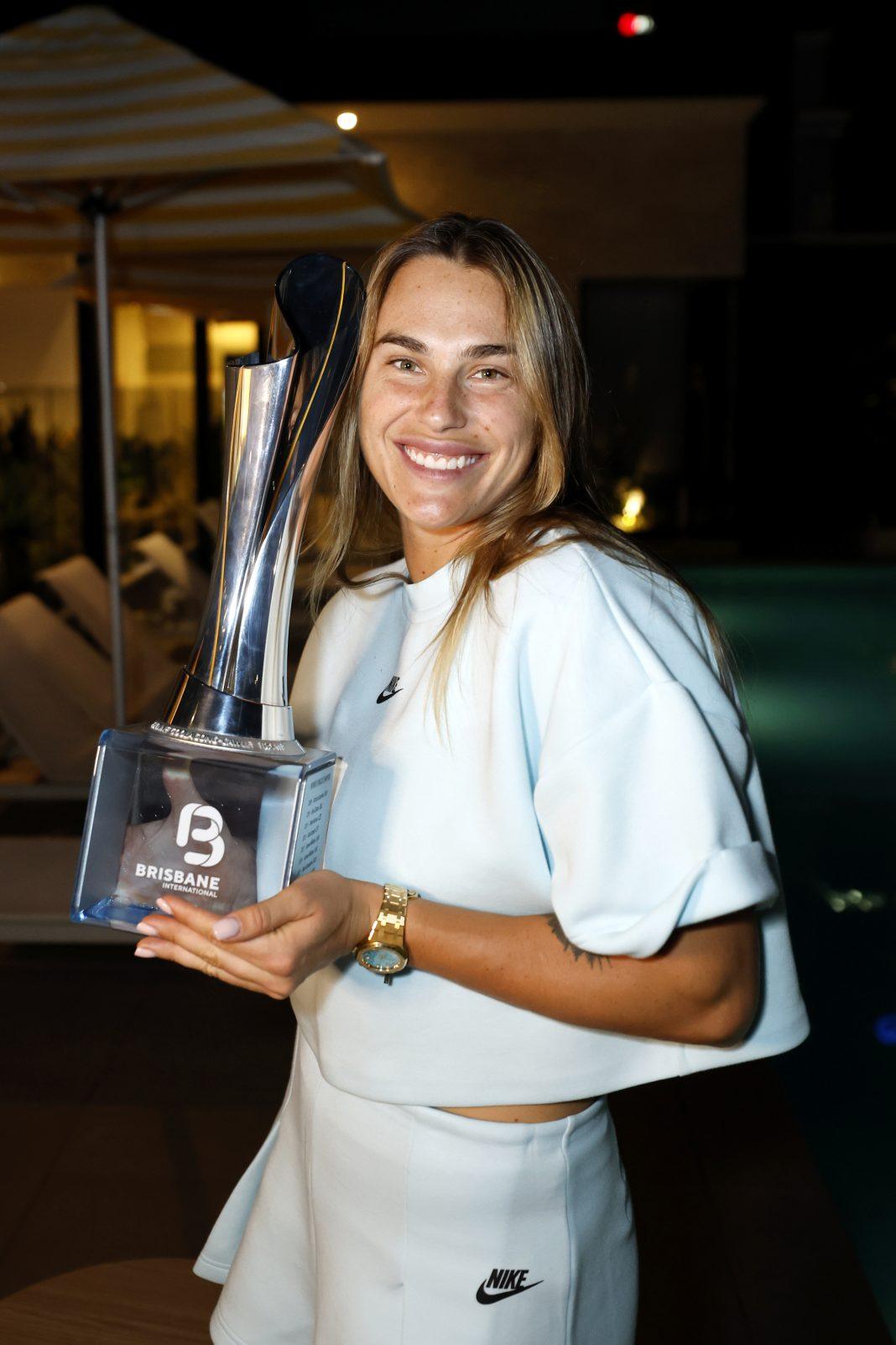 Aryna Sabalenka con il trofeo del Brisbane International 2025