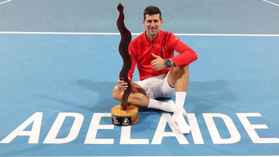 Novak Djokovic e il trofeo vinto ad Adelaide nel 2023