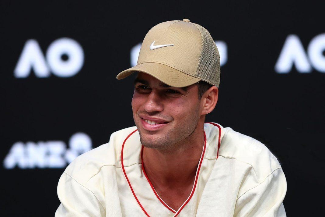 Carlos Alcaraz durante la conferenza stampa ufficiale prima dell'inizio degli Australian Open