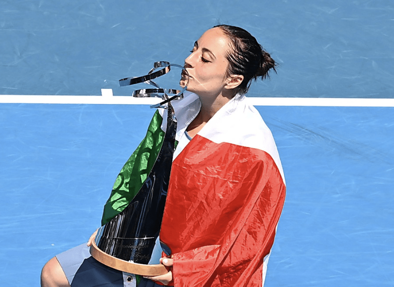 Elisabetta Cocciaretto con il titolo del WTA 250 di Hobart