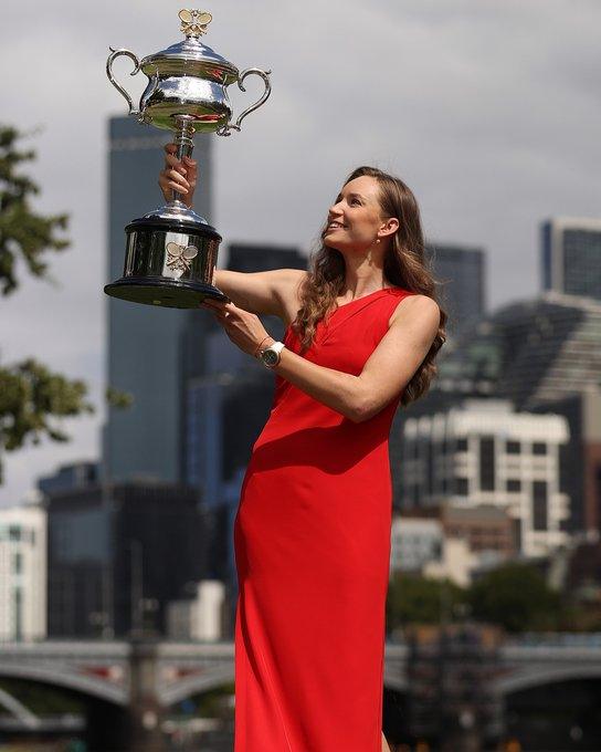 Elena Rybakina con il trofeo vinto agli AO2026