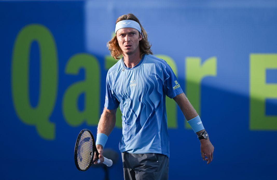 Andrey Rublev in campo a Doha da campione in carica