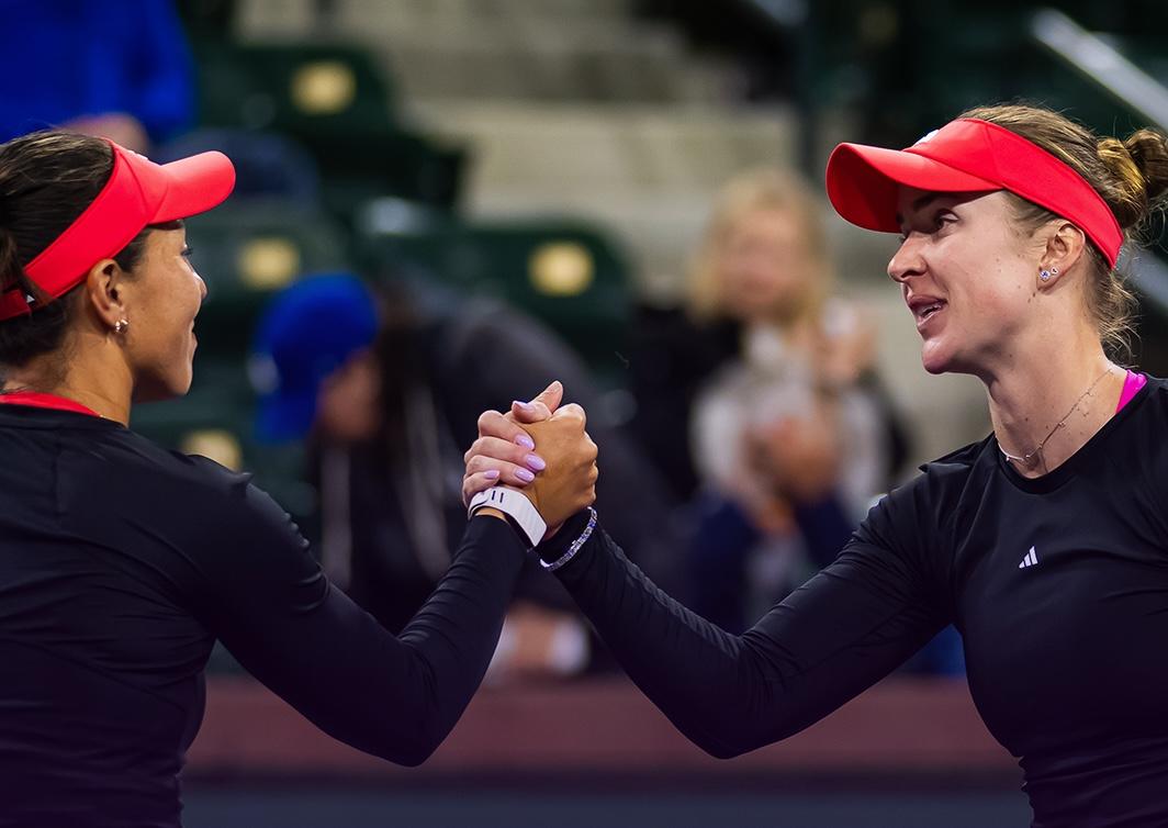 Pegula e Svitolina si stringono la mano in campo
