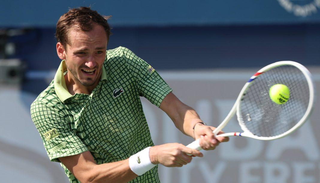 Daniil Medvedev in campo a Dubai