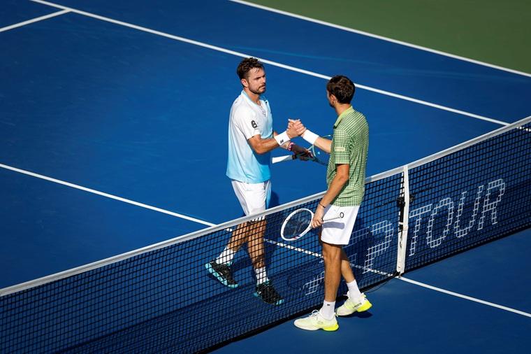 Wawrinka saluta Medvedev a rete dopo il suo ultimo match a Dubai