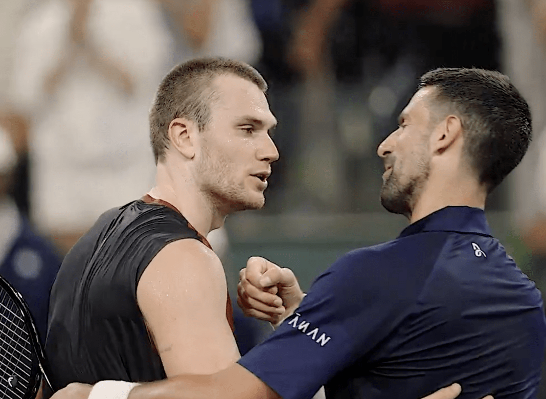 Draper e Djokovic si abbracciano al termine degli ottavi di Indian Wells