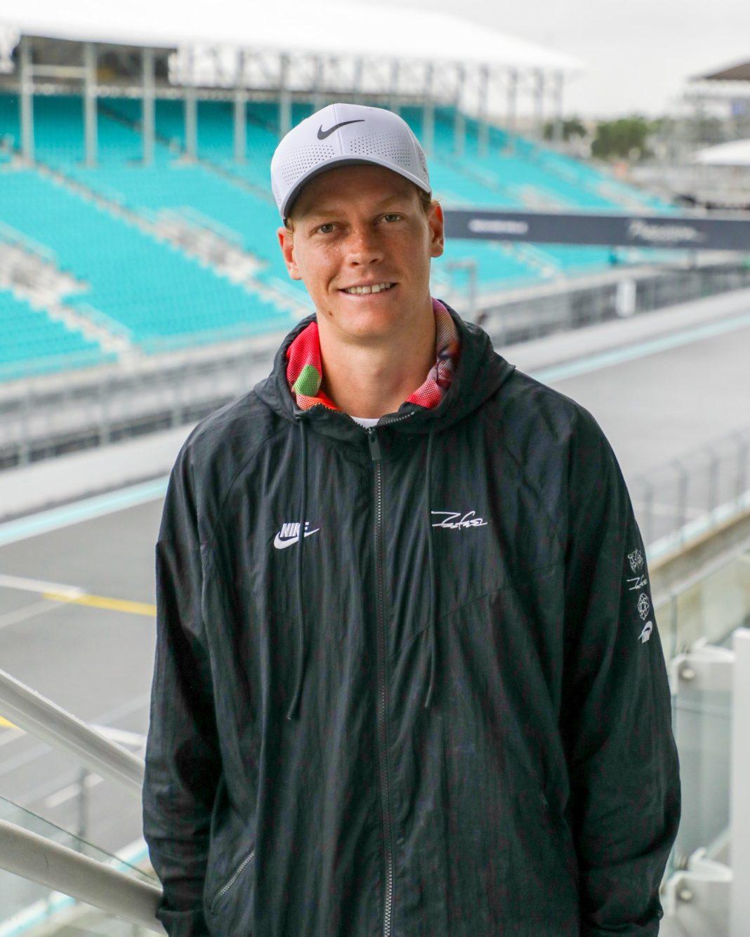 Jannik Sinner sulla pista del GP di Formula 1 di Miami (foto presa da profilo x atp tour)