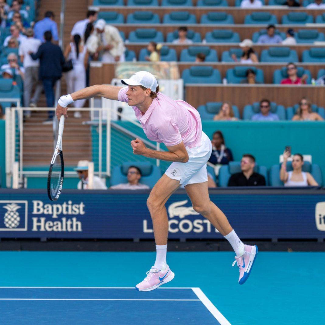 Jannik Sinner in azione al Miami Open 2026
