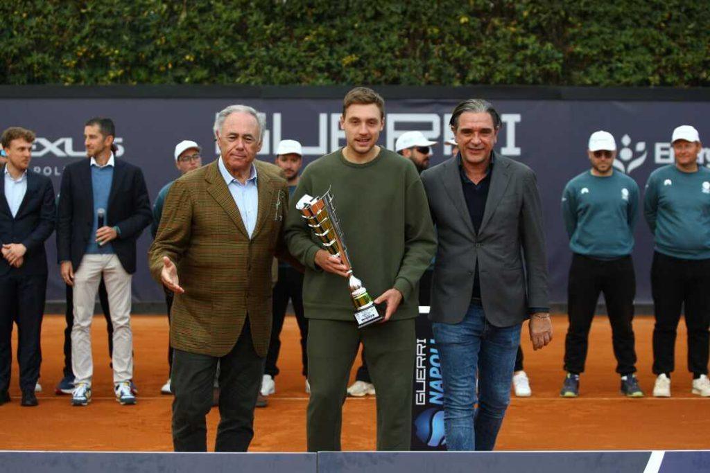 Medjedovic con il trofeo della Guerri Napoli Tennis Cup (foto Edoardo De Campora)