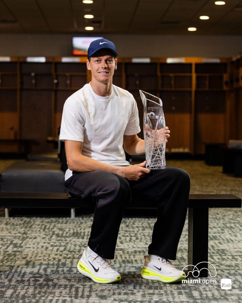 Jannik Sinner posa con il trofeo del Miami Open 2026